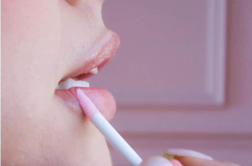 Volle Lippen werden mit Lipgloss betont